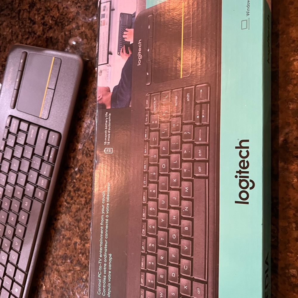 Logitech keyboard NEW - Picture 3 of 3